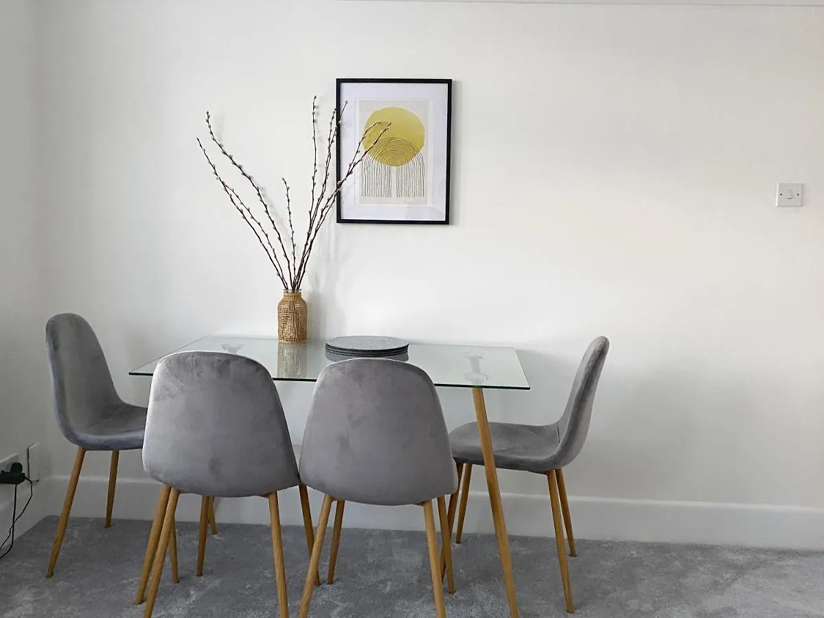 Coastal Breeze - Beautiful Two Bedroom Apartment With Free Parking Near Local Beaches Bournemouth 0*,  United Kingdom